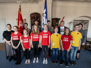 Na jihlavské radnici zavlála sokolská vlajka, připomíná teror proti organizaci během druhé světové války