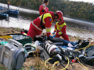 Resuscitace potápěče nebo nehoda motorkáře. Krajští záchranáři se úspěšně popasovali s metodickým cvičením