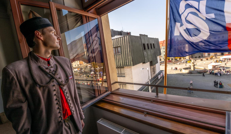 Na jihlavské radnici zavlála sokolská vlajka, připomíná teror proti organizaci během druhé světové války