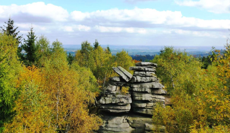 Barvy podzimu zdobí Míchovu skálu nad Řásnou