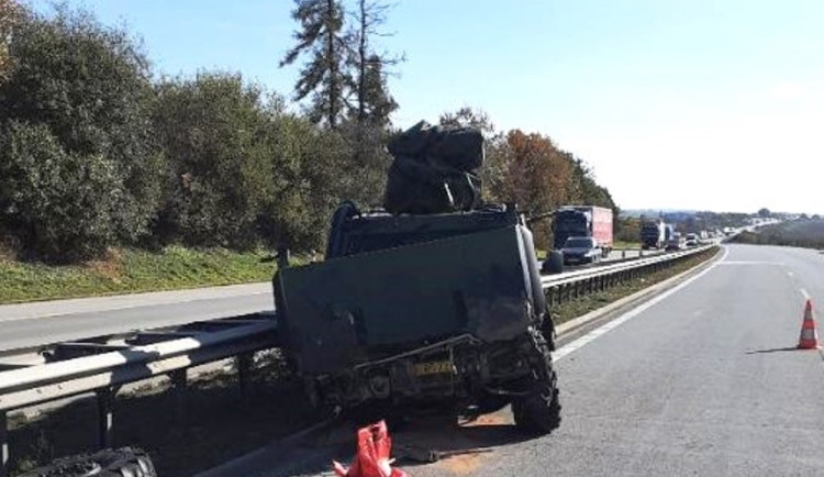 Na D1 kvůli defektu na pneumatice bouralo armádní vozidlo. Dva lidé se zranili