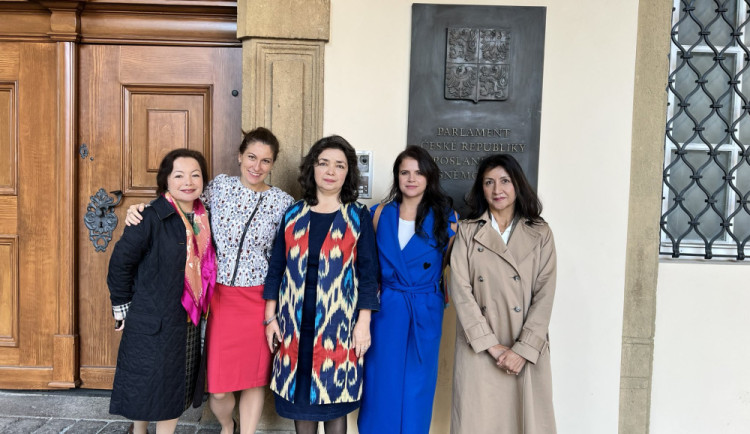 Rahima Mahmut, Eva Decroix, Kelbinur Sibik, Iveta Vancáková, Gulbahar Haitiwaji 