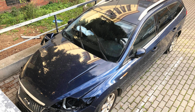 Ilustrační foto, zjevně nepojízdné auto nedaleko centra Jihlavy