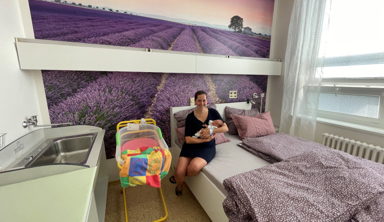 FOTO: Skoro jako v hotelu. Novopečení rodiče v jihlavské porodnici mohou využít nový rodinný pokoj