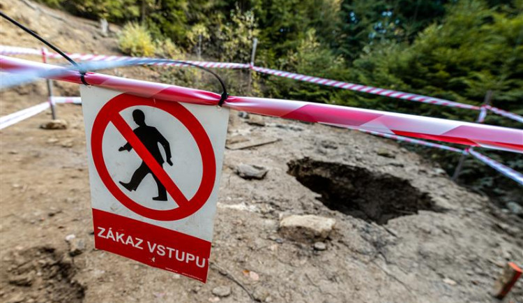 Město apeluje na veřejnost: Nevstupujte do blízkosti šachty sv. Jiří pod Rudným, hroutí se