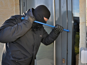 Přibývá krádeží v rodinných domech, zloději se tam dostávají přes garáže. Co radí policie?