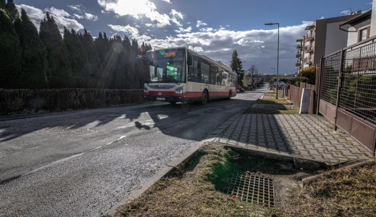 Chodci v Jihlavě na Smrčenské ulici se dočkají nového chodníku a osvětlení. Přibude i retenční nádrž