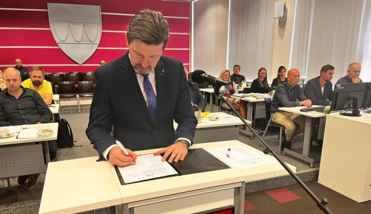 Staronový starosta Pavel Pacal během podpisu slibu