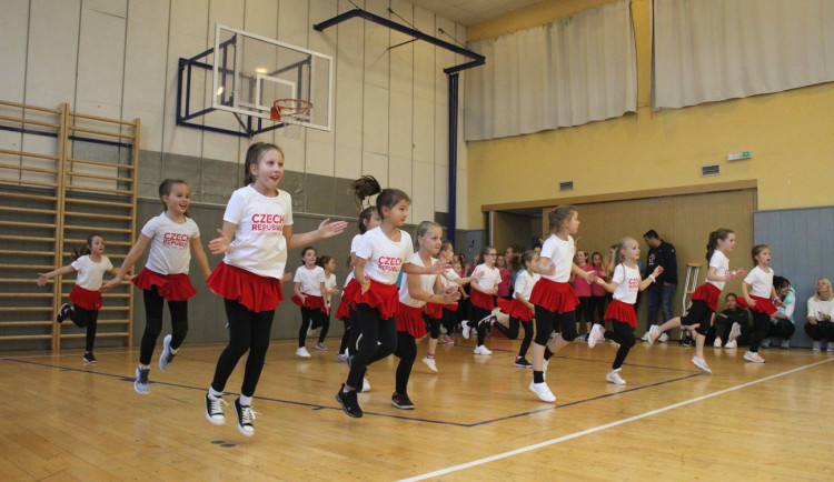 ZŠ Seifertova oslavila 50 let. Nechybělo divadlo, tanec a výuka se soudružkou učitelkou