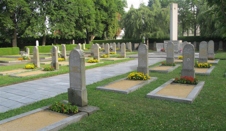 Už žádné hledání. Na hřbitovech v Jihlavě teď jde snadno najít hrob či urnové místo, kde odpočívají zesnulí