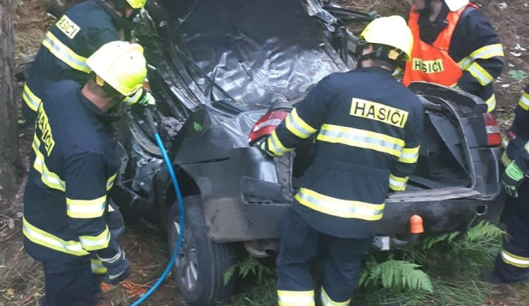 Tragická havárie na Žďársku. Náraz do stromu nepřežily všechny tři osoby cestující v osobním vozidle