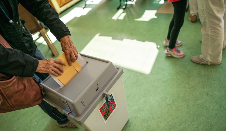 POLITICKÁ KORIDA: Jaké jsou výhody a nevýhody korespondenční volby? Odpovídají krajští zastupitelé