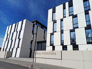 Nové zázemí pro krajské úředníky je téměř hotové, pracuje se na interiéru. Stěhovat se budou na jaře