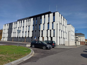 Nové zázemí pro krajské úředníky je téměř hotové, pracuje se na interiéru. Stěhovat se budou na jaře