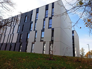 Nové zázemí pro krajské úředníky je téměř hotové, pracuje se na interiéru. Stěhovat se budou na jaře