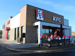 Rodina kuřecích kousků se rozšiřuje. KFC otevřelo v Jihlavě již druhou pobočku! Vyhrajte vouchery na konzumaci