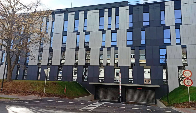 Nové zázemí pro krajské úředníky je téměř hotové, pracuje se na interiéru. Stěhovat se budou na jaře