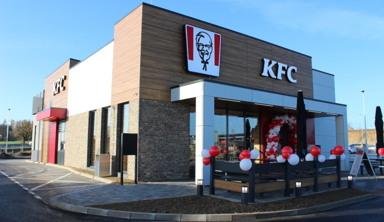 Rodina kuřecích kousků se rozšiřuje. KFC otevřelo v Jihlavě již druhou pobočku!