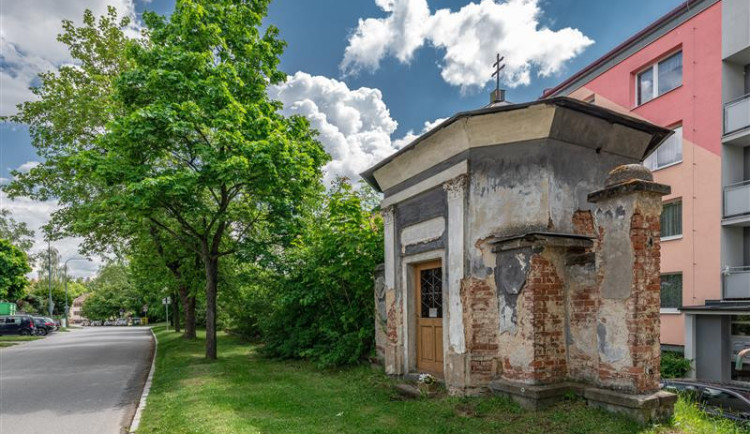 Vlhkost je pryč. Oprava kaple na Telečské ulici v Jihlavě pokračuje, teď je na řadě fasáda a obnova dveří