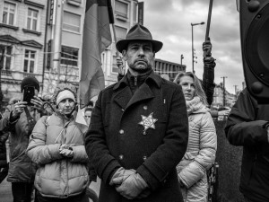 Nezapomenu na doktora, jak dceři pacienta oznamuje, že nemá smysl tatínka dál udržovat na přístrojích, říká režisér Klusák