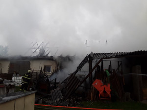 FOTO: Požár v Jemnici za 5 milionů korun. Plameny zasáhly hospodářské stavení, rodinný dům i auto