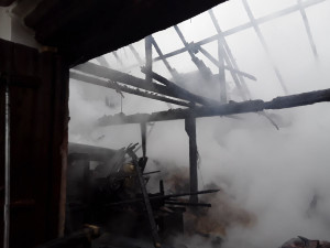 FOTO: Požár v Jemnici za 5 milionů. Plameny zasáhly hospodářské stavení, rodinný dům i auto