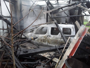 FOTO: Požár v Jemnici za 5 milionů. Plameny zasáhly hospodářské stavení, rodinný dům i auto