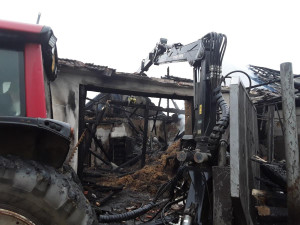 FOTO: Požár v Jemnici za 5 milionů. Plameny zasáhly hospodářské stavení, rodinný dům i auto