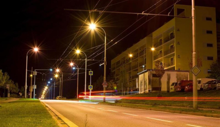 Ve dne v ulici svítí lampy, město vůbec nešetří. Na jihlavskou radnici teď často volají rozhořčení občané