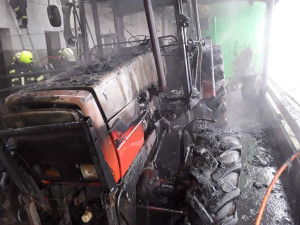 Deset jednotek hasilo hořící traktor. Škoda se dostala skoro na milion