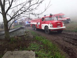 Deset jednotek hasilo hořící traktor. Škoda se dostala skoro na milion