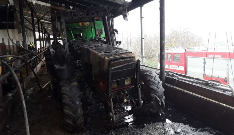 Deset jednotek hasilo hořící traktor. Škoda se dostala skoro na milion korun