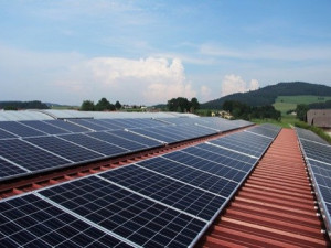 Firmy v kraji se snaží využívat odpadní teplo výroby, osazují solární panely. Třeba Bosch nebo Mlékárna Polná