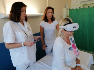 Pacienti pelhřimovské nemocnici rehabilitují pomocí virtuální reality. Nejoblíbenější je zalévání na zahrádce