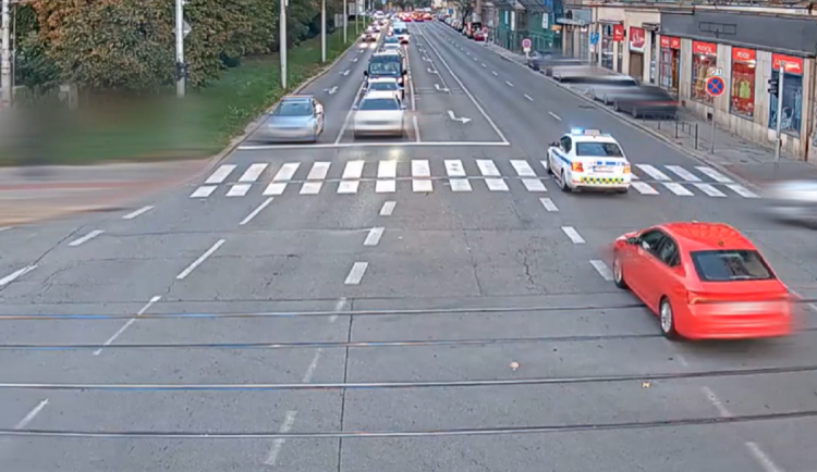 Žena v Brně začala rodit v autě. Z kolony ji vysvobodily policejní sirény