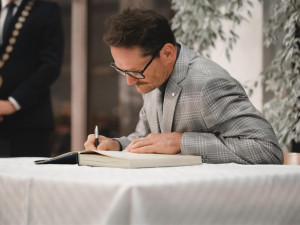 FOTO: Třebíč udělila rodákům Ceny města. Děkuji Horácké Slavii a trenérům, řekl oceněný Patrik Eliáš