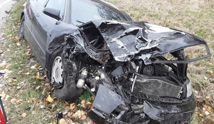 Záchranáři zasahují u nehody tří aut u Číhovic, čtyři lidé se zranili. Místo je neprůjezdné