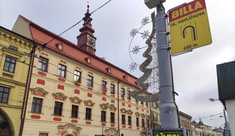 Jihlava se obléká do vánočního. V ulicích už najdeme výzdobu, strom bude zlato-červený