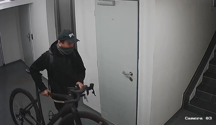Maskovaný Brňan přišel do cizí garáže. Odjel na kole za sto tisíc