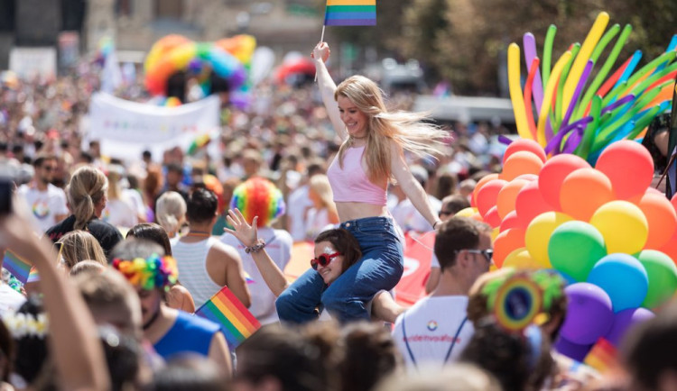 PRŮZKUM: Největším tabu je pro Čechy debata o menstruaci a homosexualitě