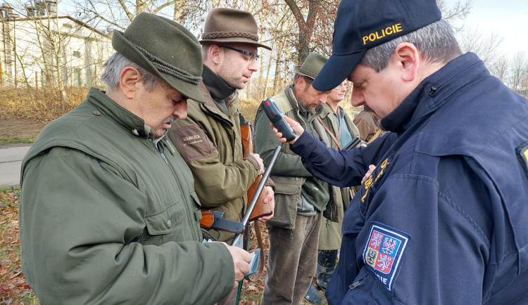 FOTO: Policie v kraji na podzim zkontrolovala 487 účastníků honů. Jeden muž byl opilý a neměl průkaz