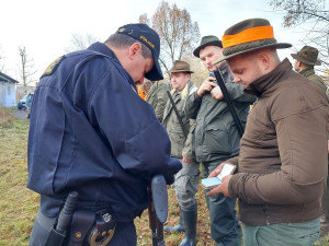 FOTO: Policie v kraji kontrolovala 487 účastníků honů. Jeden muž byl opilý a neměl zbrojní průkaz