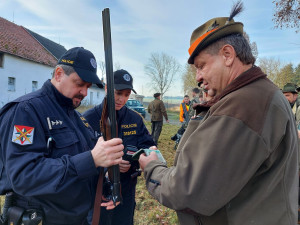 FOTO: Policie v kraji kontrolovala 487 účastníků honů. Jeden muž byl opilý a neměl zbrojní průkaz