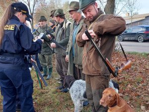 FOTO: Policie v kraji kontrolovala 487 účastníků honů. Jeden muž byl opilý a neměl zbrojní průkaz