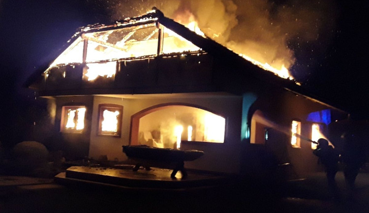 V Okrouhlé na Chebsku hořela rekreační chata. Oheň dům zničil