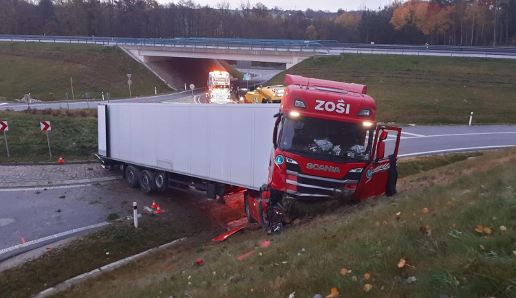 Řidiči kamionu, po jehož nehodě byl zavřený sjezd z D3, hrozí tříleté vězení
