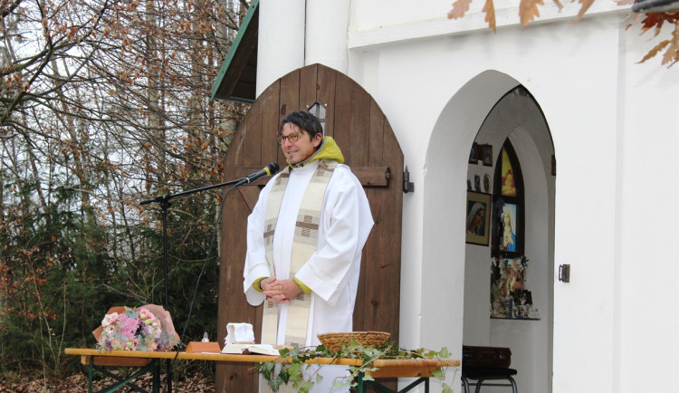 Lidé se modlili za předčasně narozené děti. Spojují nás podobné osudy, říká stavitel kaple u Antonínova Dolu