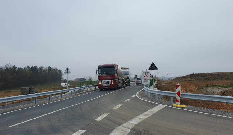 ŘSD pokračuje ve výstavbě ochvatu Brodu, otevřel se další most. Podívejte se, jak to na místě vypadá