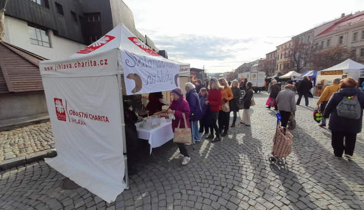 Nekončící fronta a výtěžek skoro 50 tisíc korun. Ve sbírce na sv. Martinovi došly rohlíčky, nahradilo je linecké