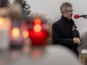 V hlavní roli trikolóra. Desítky Jihlavanů si "u klíčů" připomněly události 17. listopadu